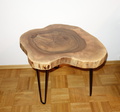 eleganter Holztisch aus hiemischem Walnuss Baum. Die Oberfläche ist fein geschliffen und mit lebensmittelechtem Hartölwachs mehrmals poliert