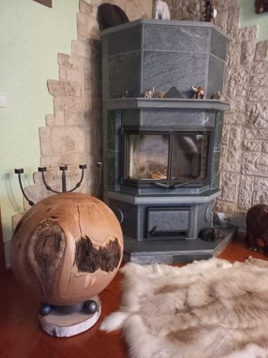 Holzkugel im Wohnzimmer Holzkugel im Wohnzimmer
