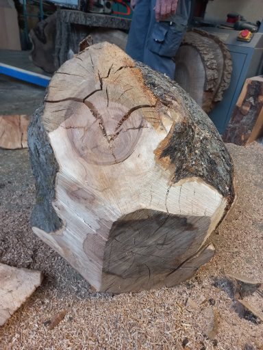 Das wird eine Holzkugel grob zugeschnittener Baumstamm